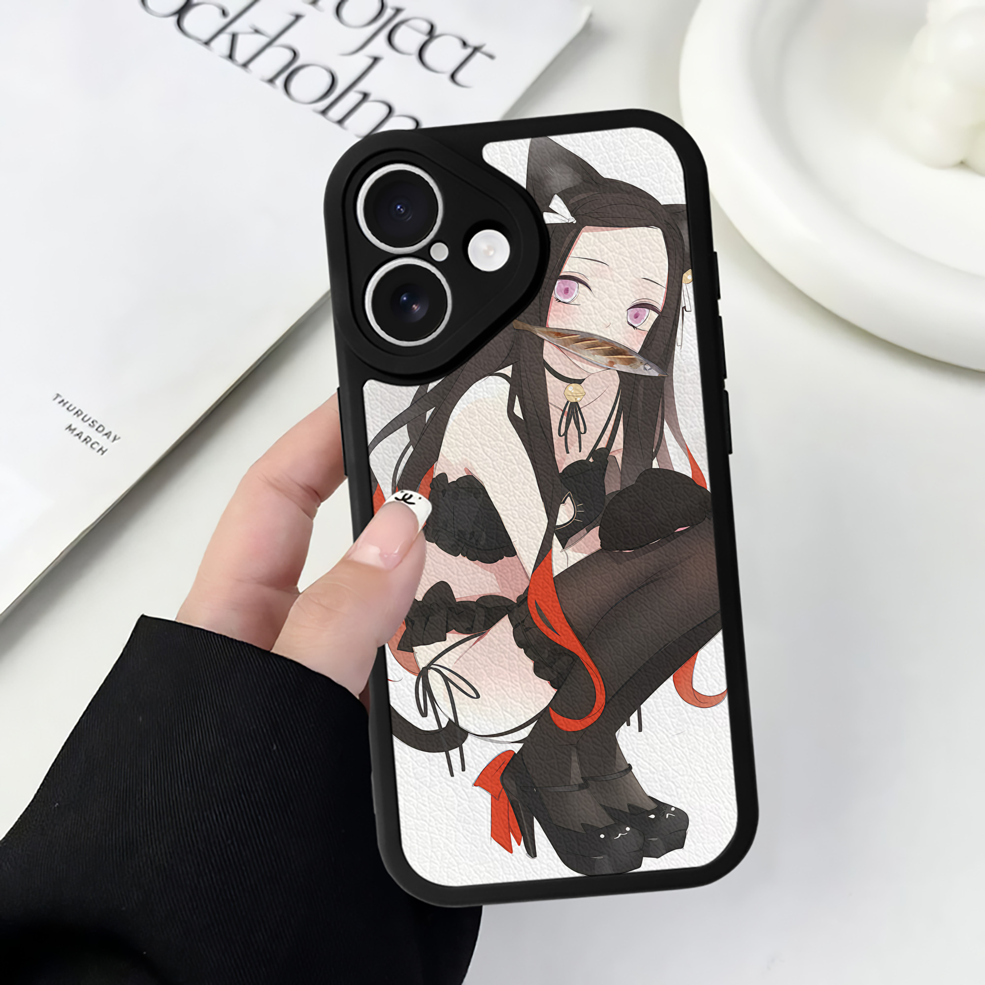 （画像用） 鬼滅の刃（きめつのやいば）竈門 禰󠄀豆子／かまど ねずこ Kamado Nezuko 【iPhone 16シリーズ対応】シリコンスマホケース（レザー調） 材質：シリコン